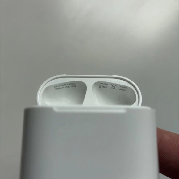 Apple AirPods 2nd Gen Charging Case Replacement A1602 GOOD CONDITION - Picture 3 of 4